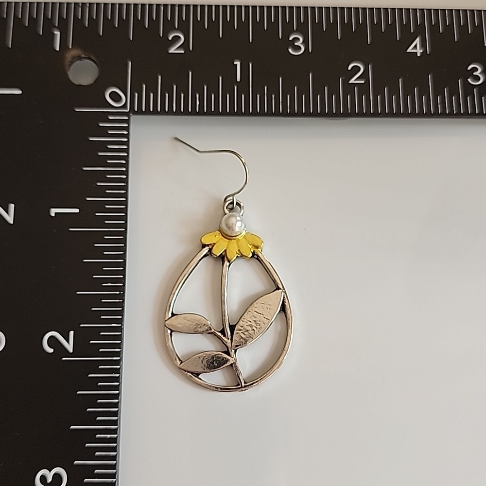 Flower Cutout Simulated Daisy Pearl earrings EG - Picture 3 of 3